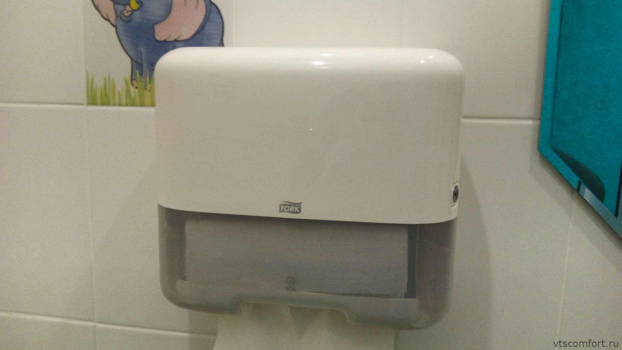 Фото Tork 553100 диспенсер для полотенец Система H3 сложения Singlefold ZZ и С мини Изображение Tork 553100 диспенсер для полотенец Система H3 сложения Singlefold ZZ и С мини